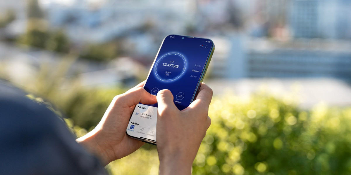 Deutsche Bank Online-Banking auf Smartphone und Laptop